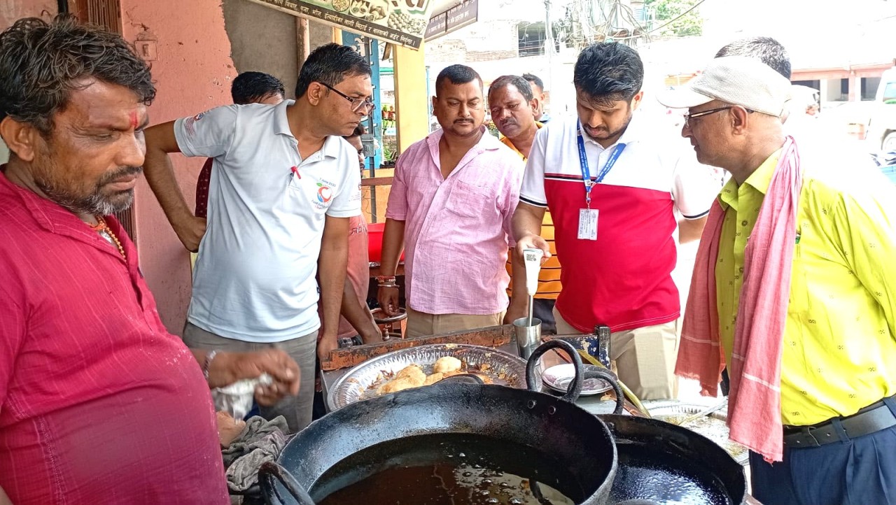 उपभोक्ता हित संरक्षण मञ्चको पहलपछि पर्सा–बारामा खाद्य अनुगमन, अधिकांश होटल र मिठाई पसलमा मापदण्ड उल्लंघन