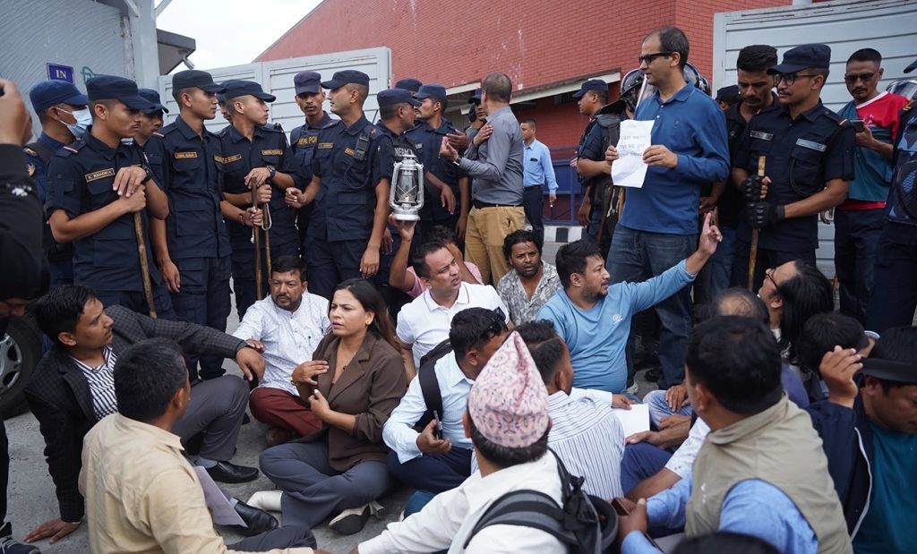 पत्रकार किशोर श्रेष्ठको रिहाइ माग गर्दै प्रहरी परिसरअगाडि पत्रकार महासंघको धर्ना