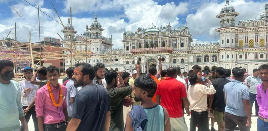 जनकपुरमा साम्पाङ प्रवेशलाई लिएर विवाद, कार्यकर्ता र विरोधीबीच तनाव