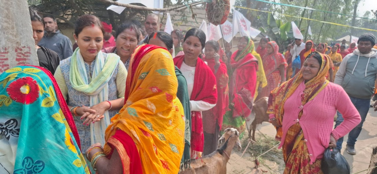 नेकपा एमालेकी उम्मेदवार रिमा कुमारी यादवद्वारा वीरगंज–२८ ईनरवामा घरदैलो 