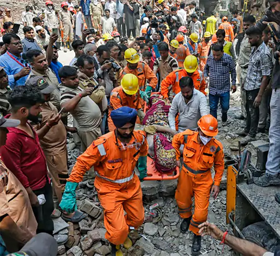 दिल्लीमा चारलते भवन भत्किँदा कम्तिमा ६ जनाको मृत्यु