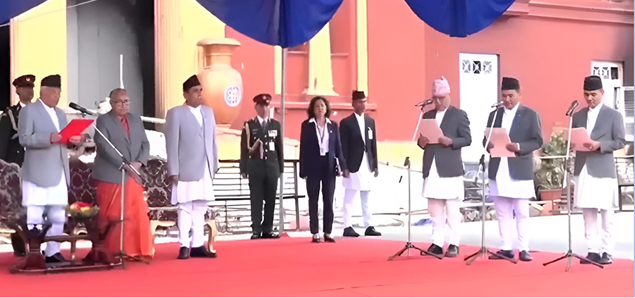 राष्ट्रपति कार्यालयको खण्डहर भवन बाहिर नवनियुक्त तीन मन्त्रीहरूले लिए शपथ