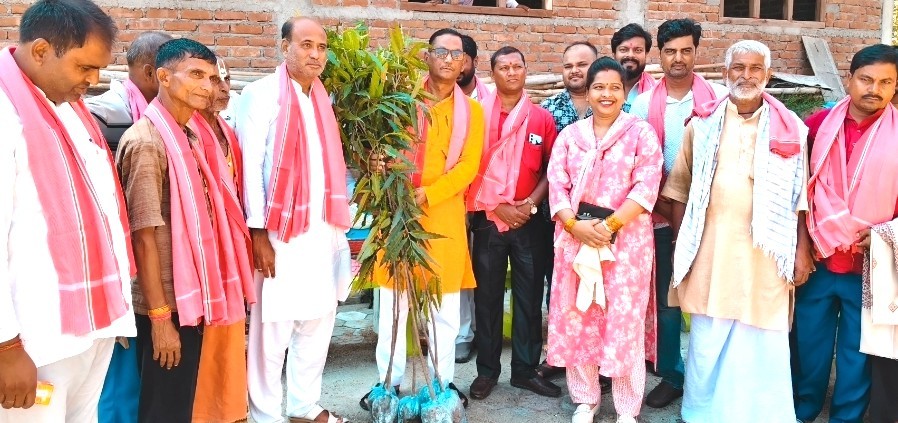 हनुमान मन्दिर परिसरमा वृक्षारोपण, विकासमा एकताका लागि जोड