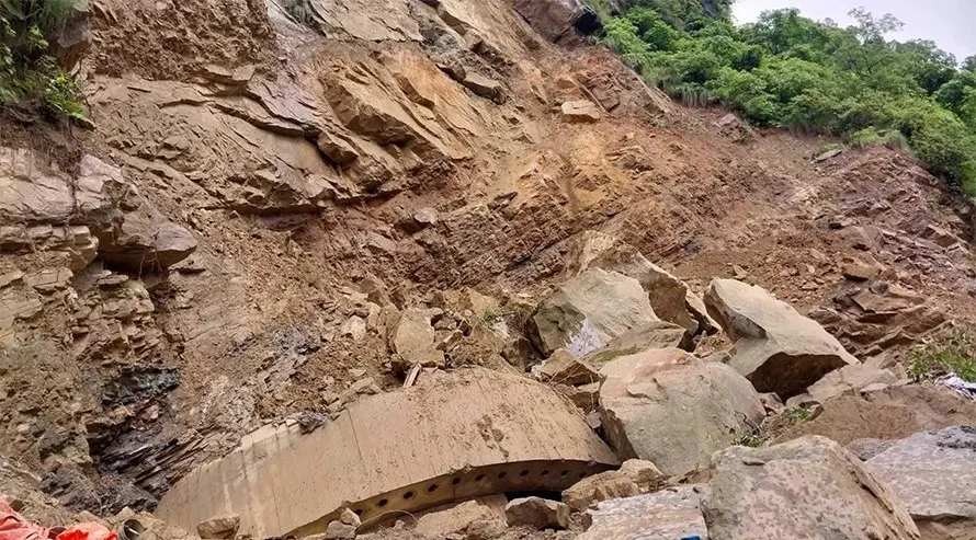 पहिरोले सिद्धार्थ राजमार्ग पूर्ण अवरुद्ध, वैकल्पिक मार्गसमेत ठप्प