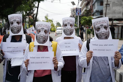 नेपालमा १३ हजार चिकित्सक आन्दोलनमा, श्रम शोषणविरुद्ध माइतीघरमा धर्ना