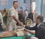 नारायणी अस्पतालमा प्रबेज अख्तरको मानवीय पहल, बिरामीका कुरुवालाई फलफूल वितरण