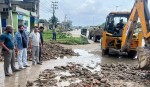 जिर्ण सडकमा दीपेशको ‘एक्लो अभियान’, जेसीबी लगाएर आफैं थाले मर्मत
