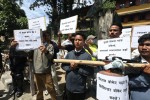 ग्यास नपाएपछि नेविसंघ सडकमा, खाली सिलिन्डर बोकेर प्रदर्शन