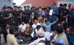 पत्रकार किशोर श्रेष्ठको रिहाइ माग गर्दै प्रहरी परिसरअगाडि पत्रकार महासंघको धर्ना
