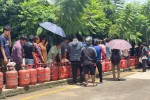 बजारमा १० दिनदेखि ग्यास अभाव, उपभोक्ता डिपो धाउन बाध्य