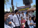चिकित्सकमाथि आक्रमणको विरोधमा नारायणी अस्पतालका स्वास्थ्यकर्मी सडकमा, सुरक्षा माग्दै घण्टाघरमा प्रदर्शन