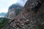 नारायणगढ–मुग्लिन सडकखण्डमा आवागमन अवरुद्ध, तुइन खोलामा लगातार पहिरो