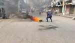 वीरगञ्ज महानगरपालिकाले सडक विस्तारको क्रममा संरचना भत्काउन थालिएपछि स्थानीय घरधनी र व्यवसायीहरू  टायर बालेर प्रर्दशन