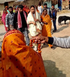 वीरगञ्ज–२९ मुसैलीमा एमाले उम्मेदवार रिमा कुमारी यादवद्वारा मतदाता भेटघाट