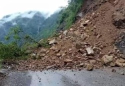 वर्षा पछिको पहिराले साँफे–मार्तडी राजमार्ग अवरुद्ध