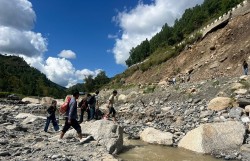 बाढीपहिरोका कारण तीन प्रदेशका मुख्य नौ राजमार्गहरु अवरुद्ध