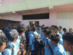 बहुदरमाई नगरपालिकाकानगर प्रमुख र प्रशासकीय अधिकृतको लडाइँमा जनता पिसिए, विद्यार्थीहरुले गरे पालिका घेराउ