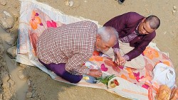 पकहाँमैनपुरका एमाले अध्यक्ष साह द्धारा कल्भटको शिलान्यास