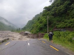 अविरल वर्षाले धनकुटामा सडक बगायो, कोशी लोकमार्ग अवरुद्ध