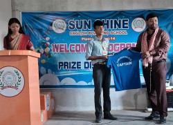 सनसाइन स्कुलमा नयाँ भर्ना भएका विद्यार्थीहरुको भब्य स्वागत तथा हाउस क्याप्टेनलाई टिसट ब्याच वितरण 