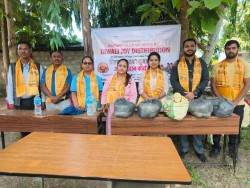 रोटरी क्लब अफ बीरगंजले सखुवा प्रसौनीमा विभिन्न खाद्यान्न तथा लत्ताकपडा वितरण