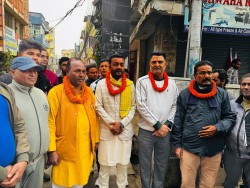 वीरगंजका मतदातासँग भेटघाट गर्दै उम्मेदवार प्रदीप यादव, विकासका काम मूल्याङ्कन गर्न आग्रह