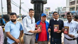 महावीर पुनको आत्मकथा खरिद गर्दै बिपिएस प्लस टु कलेजद्वारा कृषि अभियानमा सहयोग