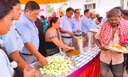 गौतम समाज कल्याण संस्थाद्वारा निःशुल्क भोजन शिविरलाई ३२ हजार सहयोग