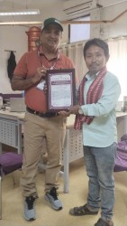 ज्ञान्दा एकेडेमीका सिईओ एवं प्रोफेसर राजेन्द्र कोइरालाद्वारा पत्रकार जगत राई सम्मानित