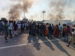 ढल्केवरमा सुकुम्बासीको विरोध, यातायात अवरुद्ध ‘डोजर आतंक बन्द गर’ भन्दै प्रदर्शन