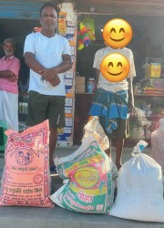 असहाय दलित परिवारलाई बृजेश्वर प्रसाद चौधरीद्वारा खाद्यान्न र नगद सहयोग