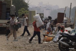 सुकुमबासी बस्तीको समान धमाधम सार्न थालियो 