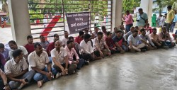 सरकारी सूचना तथा विज्ञापन वितरणमा विभेदको विरोध गर्दै पर्साका पत्रकारद्वारा जिल्ला प्रशासन कार्यालय पर्सामा धर्ना