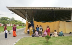 खानाको व्यवस्था नभए पछि कीर्तिपुर होल्डिङ सेन्टरका सुकुम्बासी बस्ती नागरिकहरू आन्दोलित