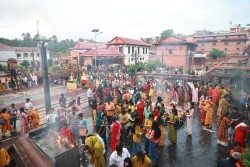 साउनको पहिलो सोमबार: पशुपतिनाथसहित देशभरका शिवालयमा भक्तजनको घुइँचो