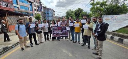 स्वास्थ्यकर्मीको सुरक्षाको माग राख्दै माइतीघरमा चिकित्सकहरुको धर्ना