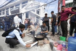 ग्यास अभावविरुद्ध सडकमै खाना पकाए विद्यार्थीले
