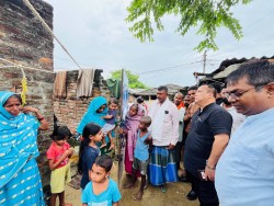 भोटेकोशी बाढीमा बेपत्ता दुई परिवारलाई मेयर सिंहको भेट