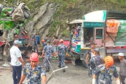 नारायणघाट–मुग्लिङ सडक खण्डमा दुई ट्रक एक–आपसमा ठोक्किँदा सात जना घाइते