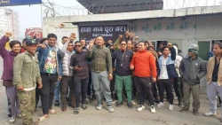 ट्याङ्कर व्यवसायीहरू चार सूत्रीय माग राख्दै अमलेखगंजको आयल निगम अगाडि धर्नामा