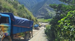 तीन दिनदेखि बन्द रहेको बीपी राजमार्ग खुल्यो, साना गाडी मात्रै सञ्चालनमा