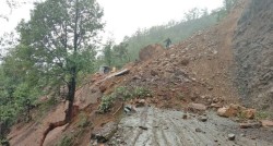 दाउन्नेमा पहिरोले नारायणघाट बुटवल सडकमा अवरुद्ध 