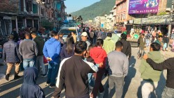 हेटौंडामा सडक विस्तार शुरू : बिहानबाटै  अतिक्रमित क्षेत्र हटाउने र भत्काउने काम चल्दै