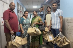 दीपावलीको अवसरमा नारायणी अस्पतालका बिरामीलाई “दीपावली ह्याप्पिनेस प्याकेट” वितरण