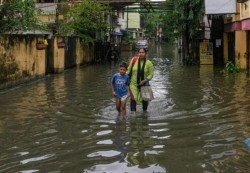 भारतको कोलकातामा वर्षाको पानीमा करेन्ट प्रवाह हुँदा १० जनाको ज्यान गयो