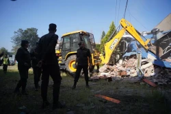 दीपक खड्काले स्काउटको जग्गामा बनाएको संरचनाहरूमाथि  महानगरको  डोजर 