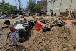 पाकिस्तानमा बाढी र पहिरोमा परी ३ सय ४० जनाको मृत्यु