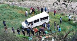 प्युठानमा मिनीबस पल्टिँदा १६ जना घाइते