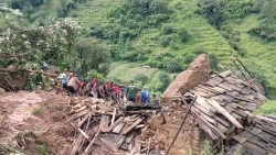 रोल्पाको सुनछहरीमा पहिरोले दुई घर पुरिए, एकको मृत्यु, तीन बेपत्ता