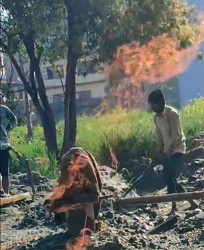 टिकाथलीमा बोरिङ खन्दा आगो दन्कियो 